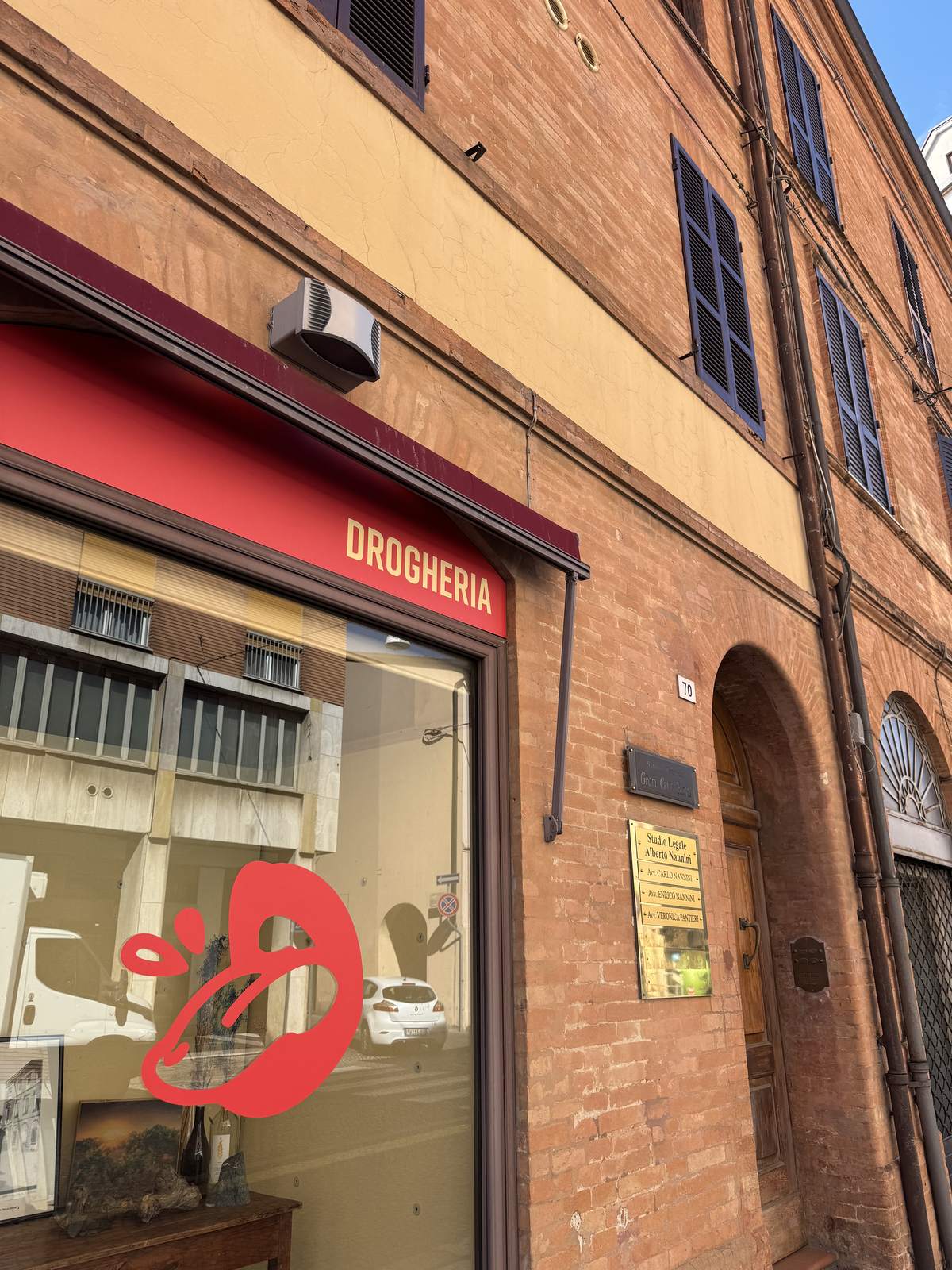 La vetrina con la scritta Drogheria e il logo della bocca