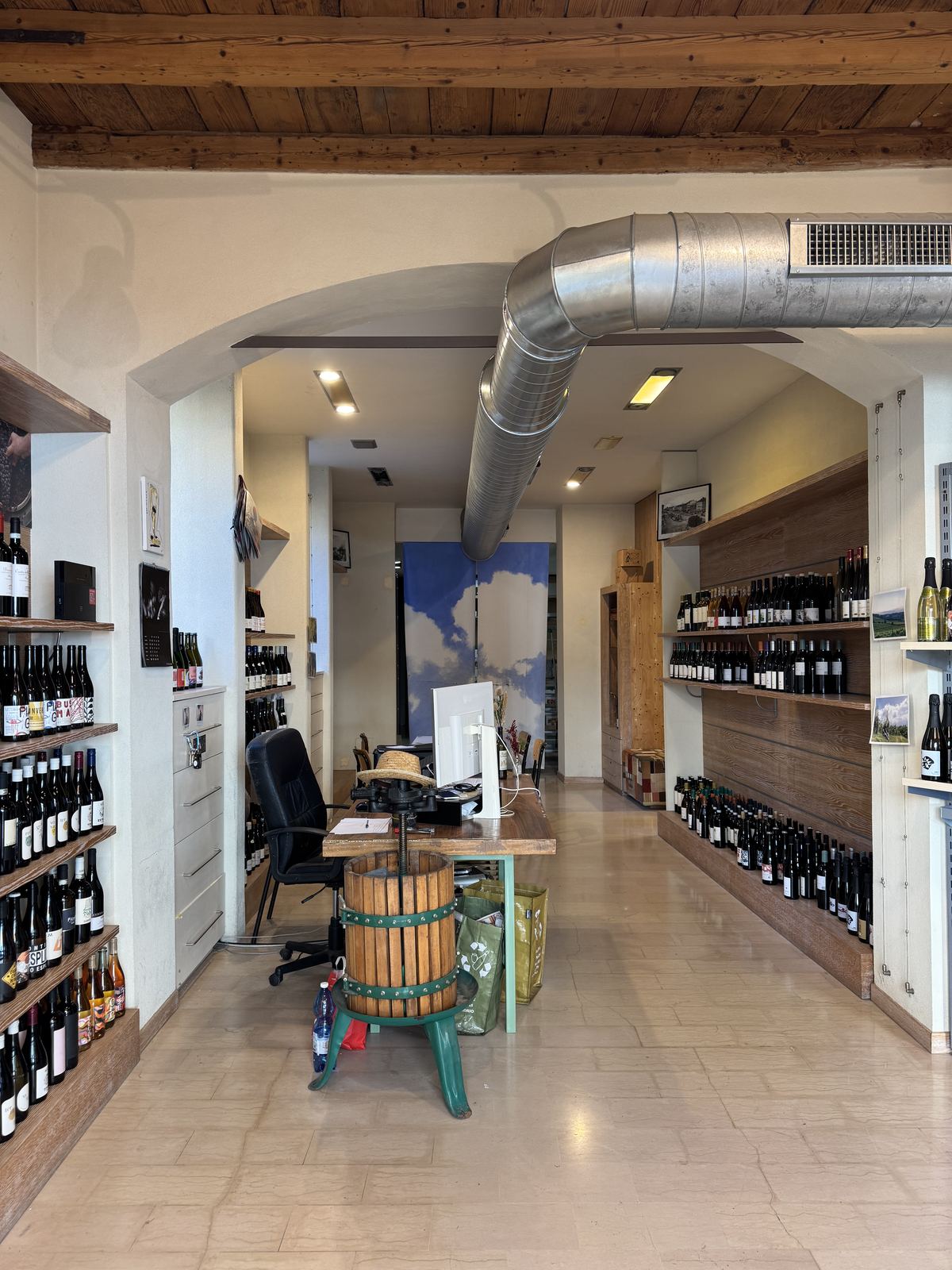 La sala interna con il torchio e il tavolo di degustazione