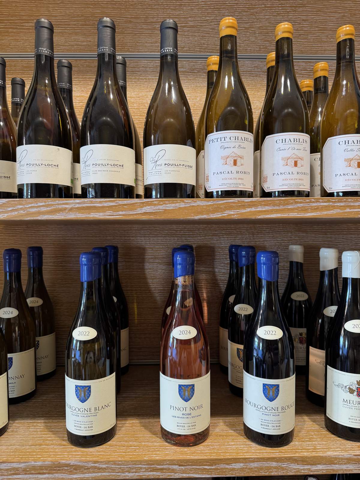 Scaffale con i vini di Borgogna