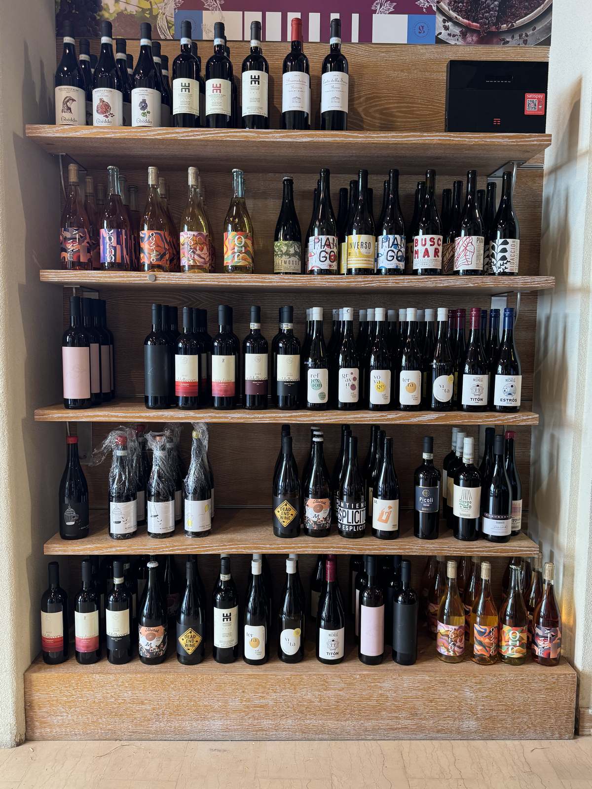 Scaffale con i vini artigianali
